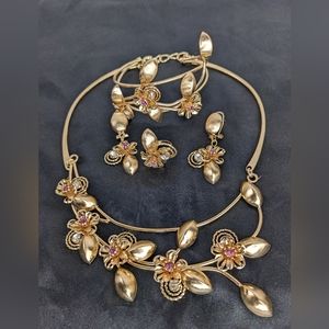 NWOT, STUNNING AND UNIQUE NECKLACE SET.